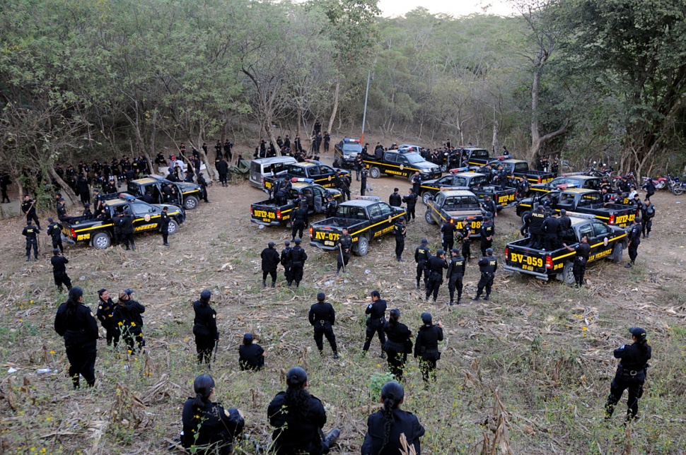 Social conflicts surrounding an extractive project are not exclusive to San Rafael Las Flores. It’s not only happening there. There are various confrontations taking place throughout the country. Dozens of police officers were sent in to La Puya. Photo by by Sandra Sebastián and Oswaldo J. Hernández.