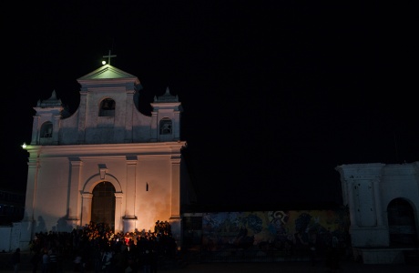 Ceremonia maya celebrada en la noche antes de la primera audiencia enfrente de la iglesia católica del parque central