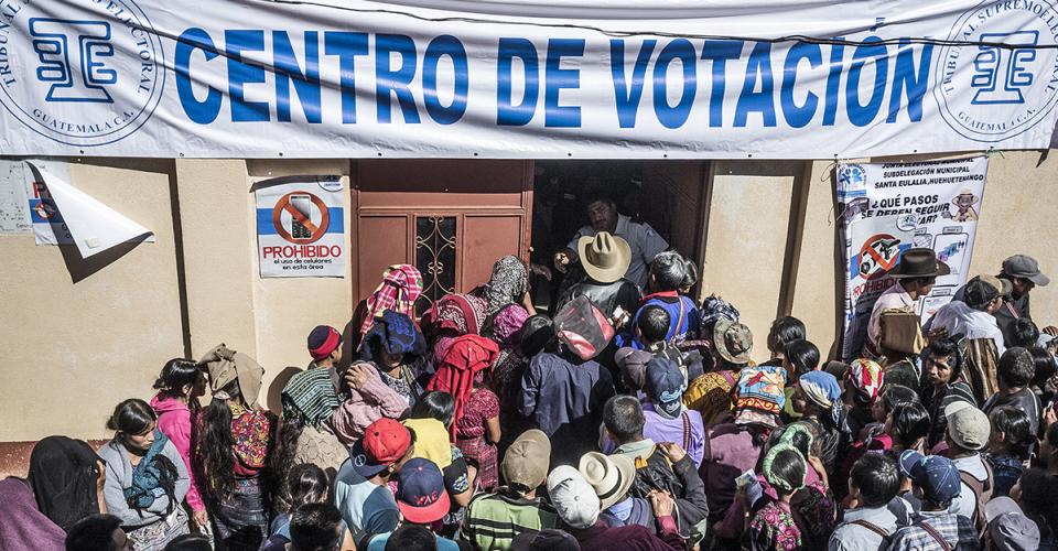 La población se acumuló en la puerta del centro de votación de Txosunil sin entender el porqué de la lentitud de las votaciones.
