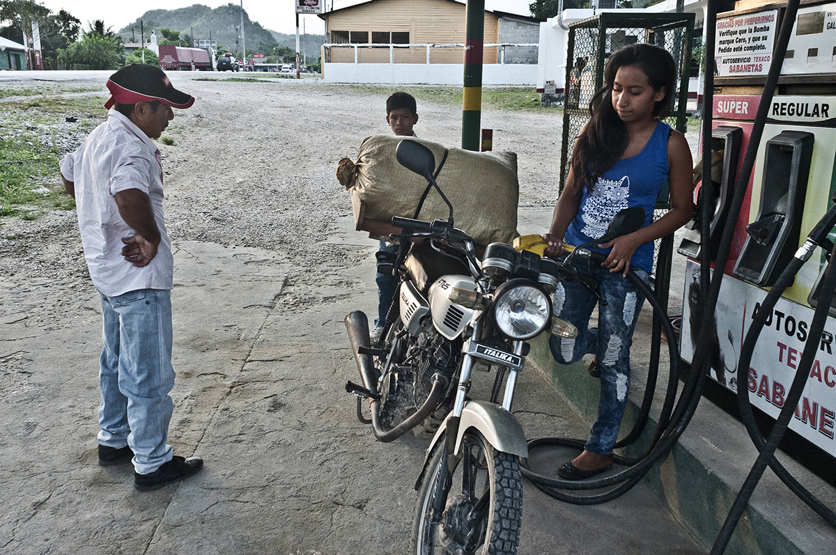 María, 17, madruga cada día de la semana para atender una gasolinera de la carretera nacional a Flores. Hace ya varios años que dejó de estudiar