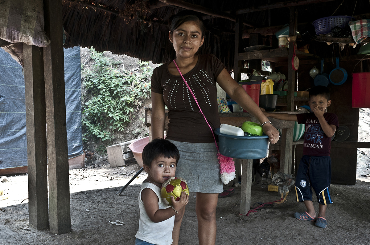 María Zacarías, 16, es vendedora de empanadas, rellenitos y enchiladas en la escuela de San José Las Flores de Chiquibul, trabajo al que le suele acompañar Kevin, su hijo.