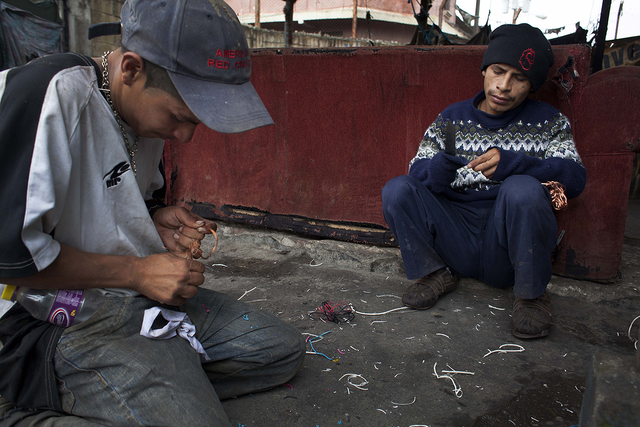 Julio Cesar, de 24 años, y José, de 23, sacan cobre de unos desechos eléctricos. Llevan 13 y 15 años, respectivamente, de vivir en la calle.
