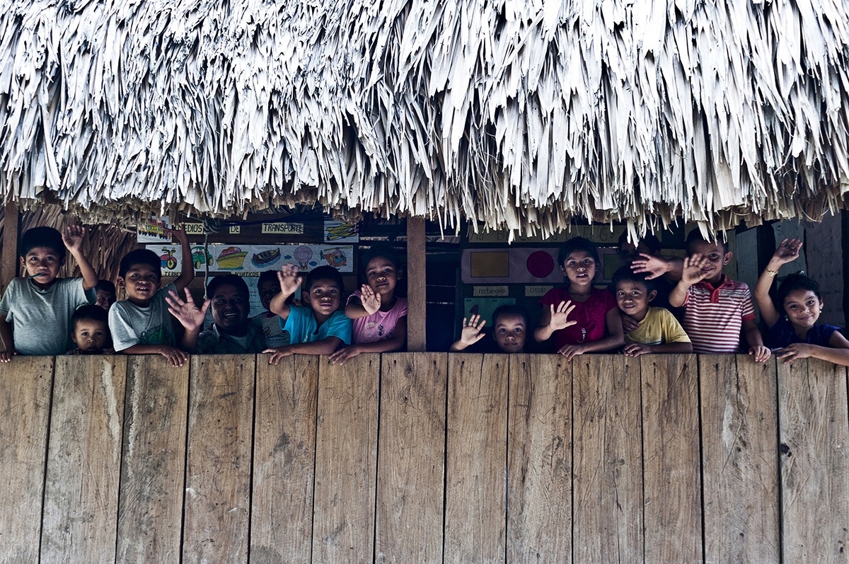 Estudiantes de la escuela primaria San José Las Flores de Chiquibul, en Dolores, Petén, envían un divertido saludo para los lectores de Plaza Pública por el día del trabajo