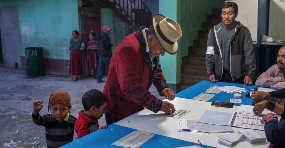 Juan Lopez Rodriguez, de Nebaj, El Quiché, vota durante la segunda vuelta de las elecciones presidenciales del 2015.