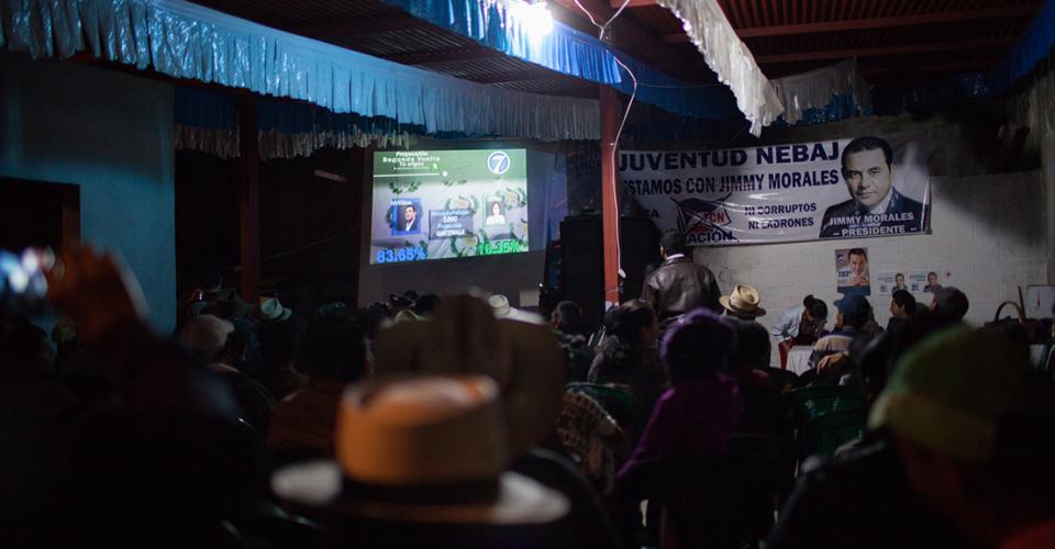 Simpatizantes del FCN-Nación en Nebaj, El Quiché, celebran la victoria de Jimmy Morales como nuevo Presidente electo de Guatemala pese a haber perdido a nivel municipal.
