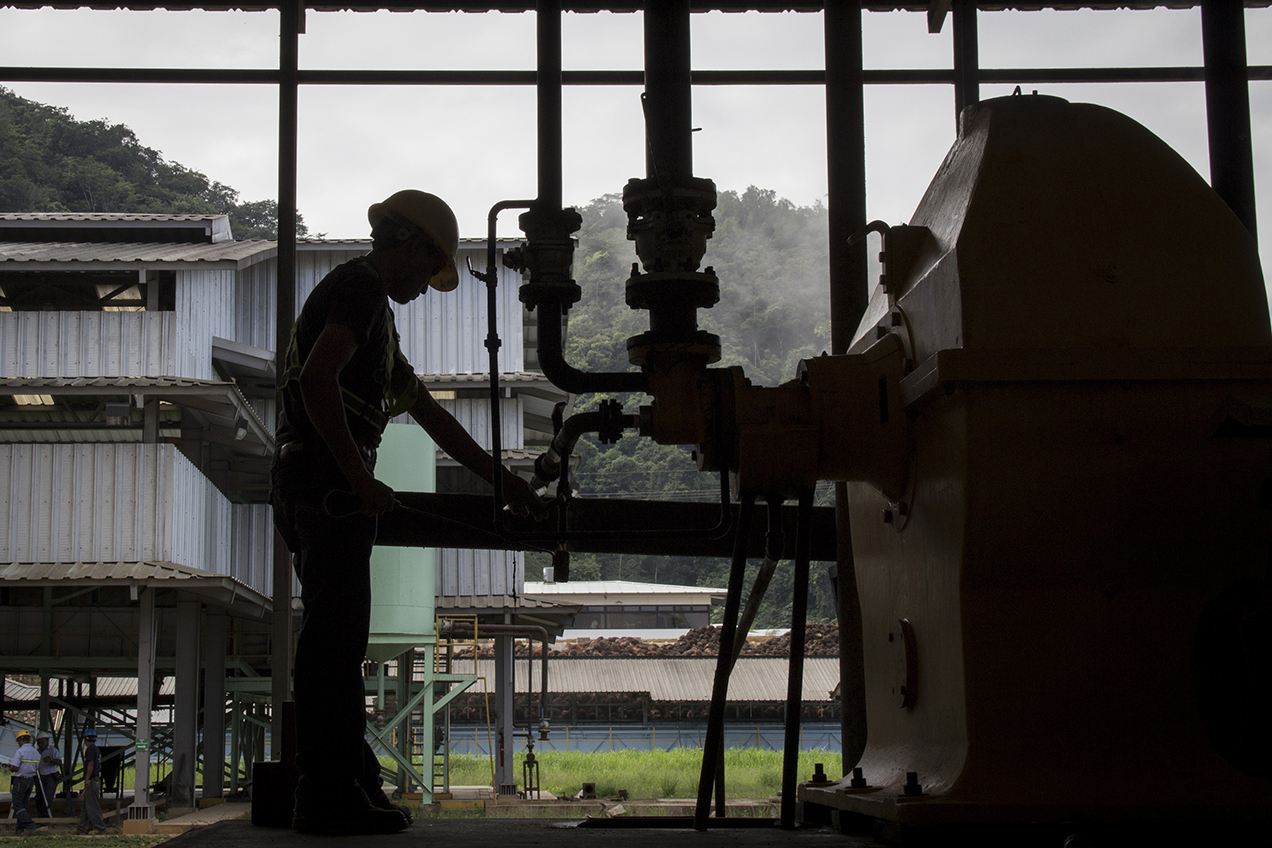 Un trabajador hace ajustes a la maquinaria de la planta procesadora de aceites de NaturAceites en Fray Bartolomé de las Casas.
