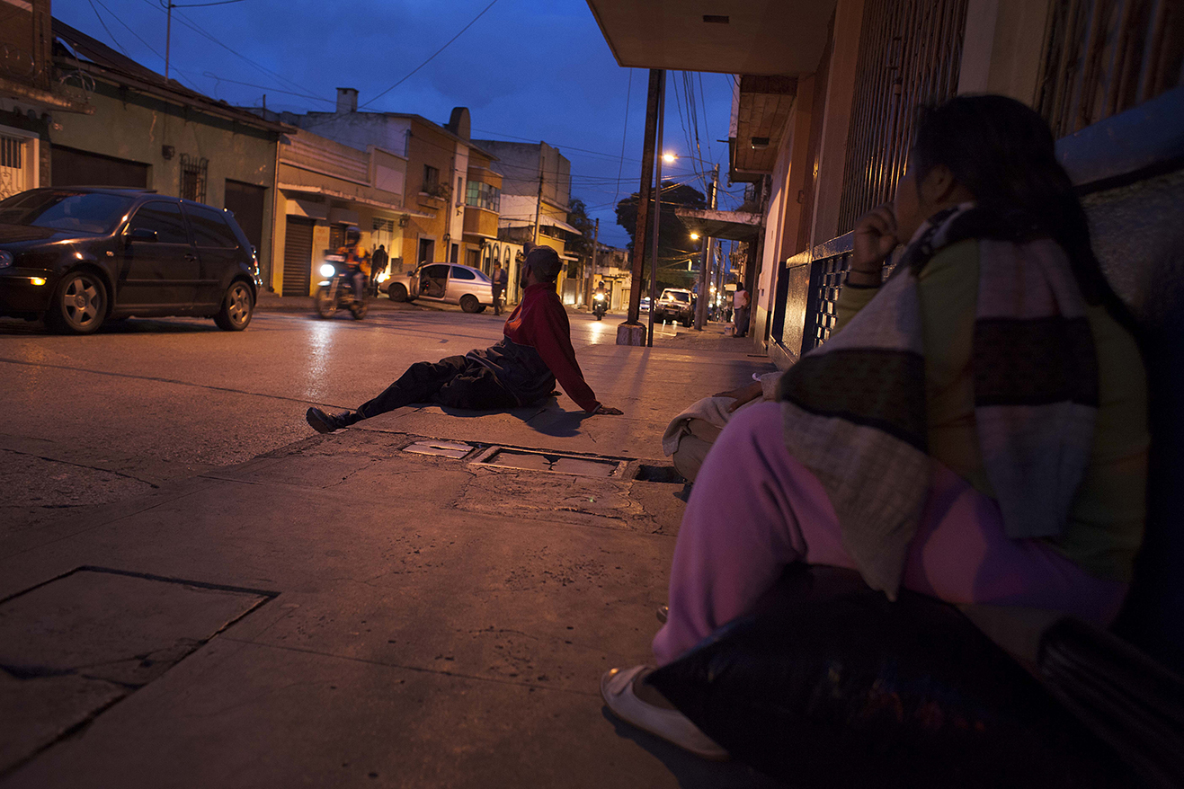 Al atardecer, algunos jóvenes de la zona 1 se reúnen en la calle frente al hospital San Juan de Dios para pasar la noche juntos.