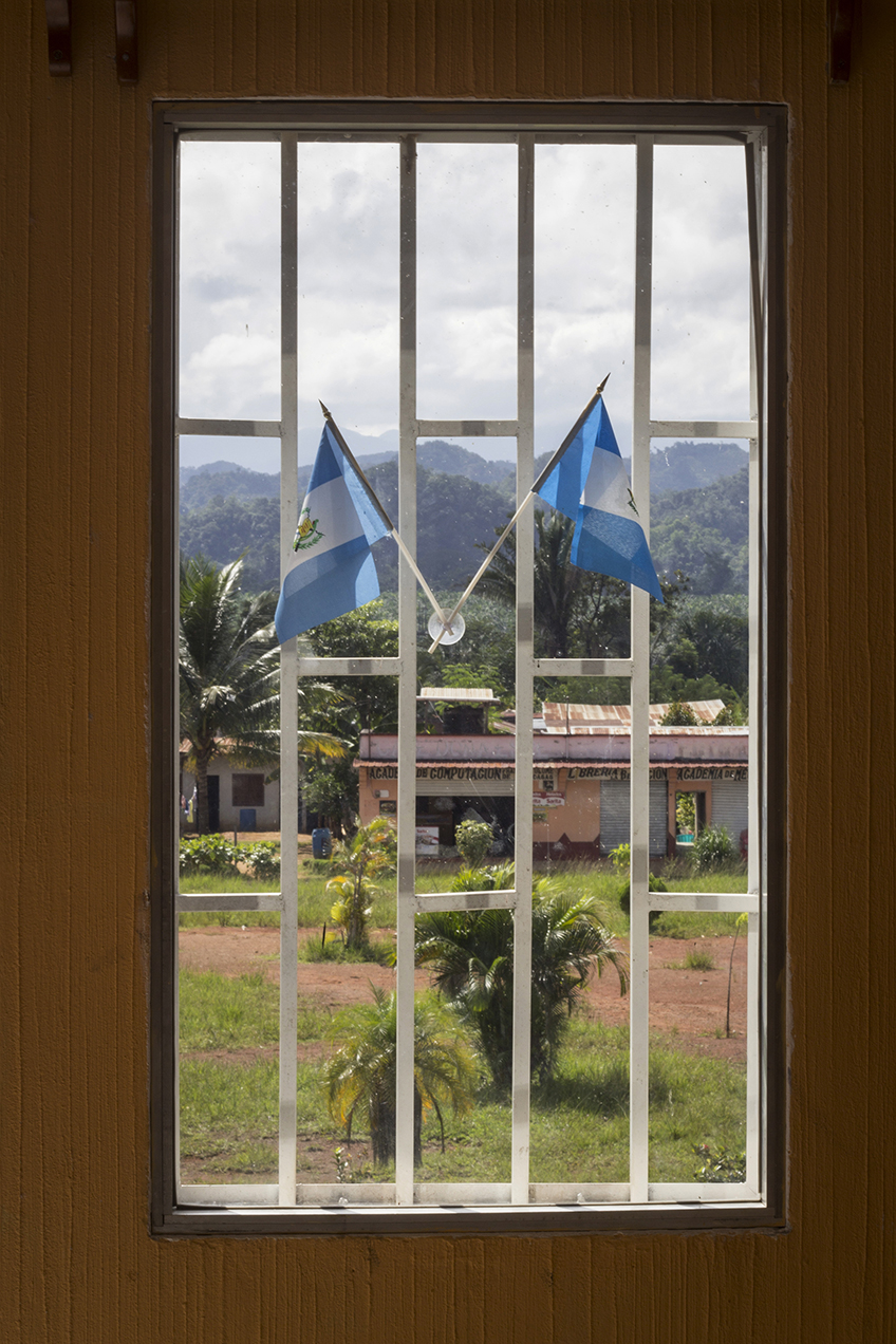 La municipalidad de Fray Bartolomé de las Casas cuenta con palma africana en su patio. Las plantas son visibles desde la ventana de la oficina del alcalde.