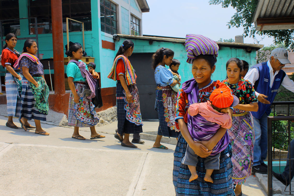 Varias mujeres de Chuarrancho que reciben la Bolsa Segura llevan a sus hijos como prueba de maternidad.