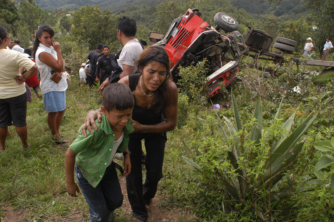 Una madre y su hijo salen heridos del accidente que sufrió el autobús en el que viajaban. 