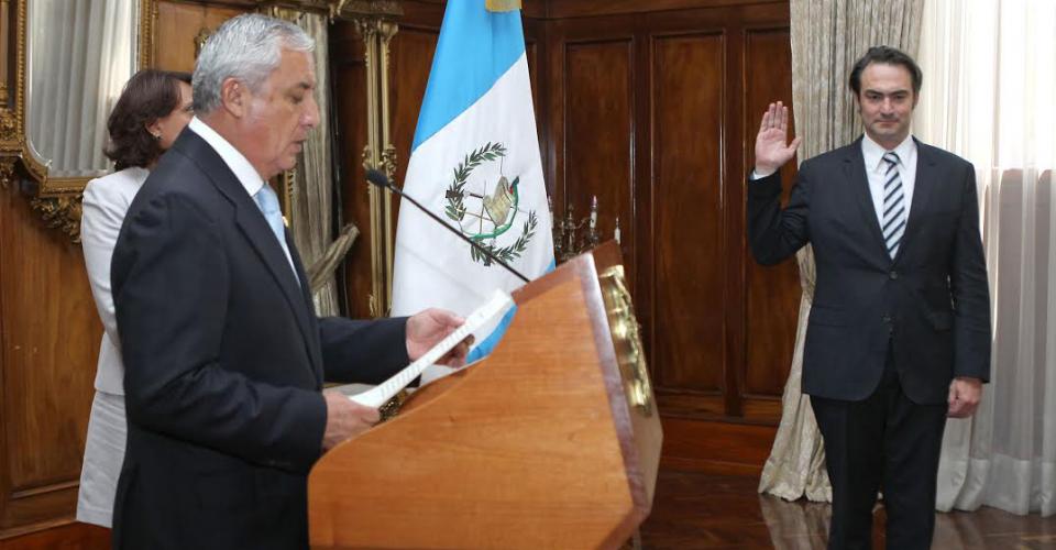 Otto Pérez Molina, presidente de Guatemala, juramenta a Acisclo Valladares Urruela como Comisionado Presidencial para la Competitividad. 