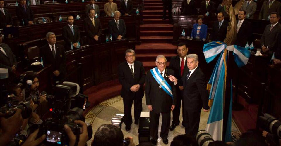 El presidente el Organismo Legislativo, Luis Rabbé, le coloca la banda presidencial al presidente Alejandro Maldonado Aguirre. 