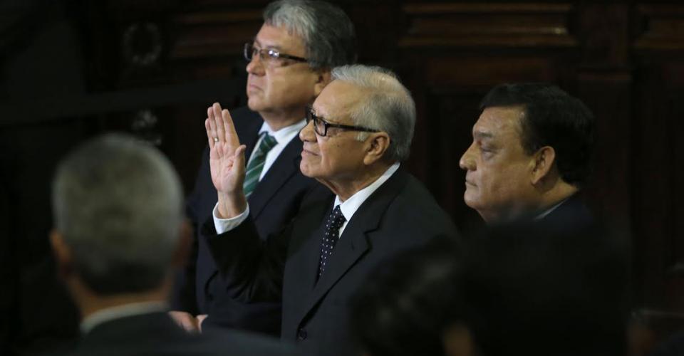 Momento en que Alejandro Maldonado Aguirre es juramentado como el nuevo Presidente de Guatemala. 