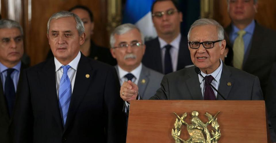 El entonces presidente Otto Pérez Molina y su gabinete de gobierno en la presentación de Maldonado Aguirre como vicepresidente. 