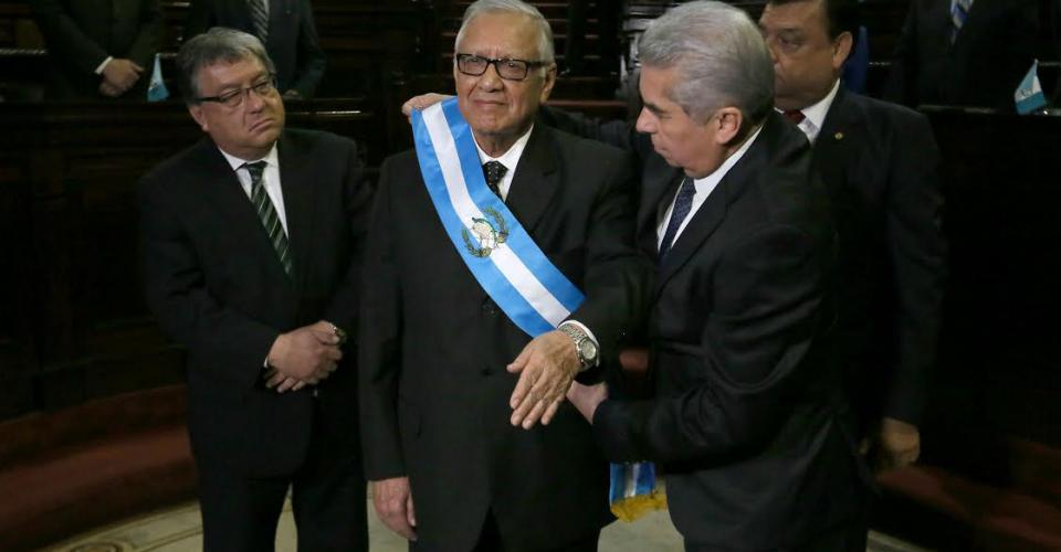 El presidente del Congreso de la República coloca la banda presidencial a Alejandro Maldonado Aguirre.