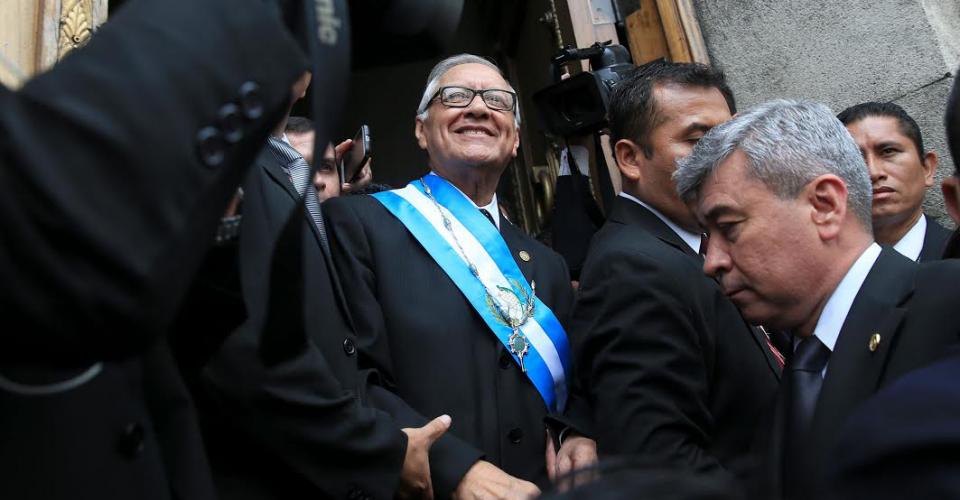 El nuevo presidente de Guatemala, Alejandro Maldonado Aguirre, luego de su investidura en el Palacio Legislativo.  