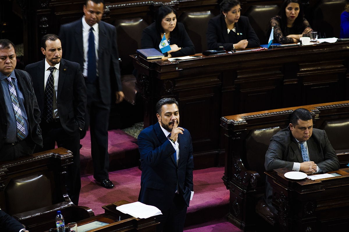 Javier Hernández, jefe de bancada del partido oficial, manda callar durante la sesión del en la que se discutía si retirarle la inmunidad al presidente Jimmy Morales