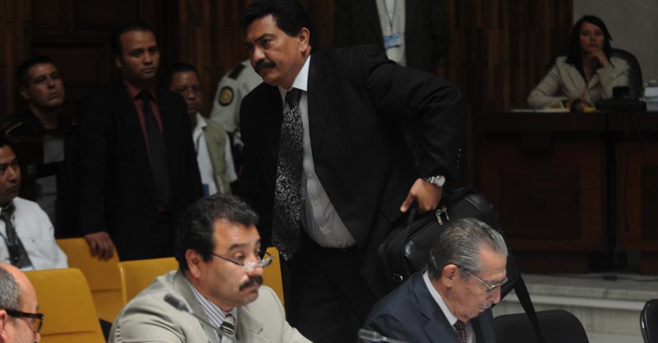 García Gudiel se retira de la sala, y Efraín Ríos Montt queda sin abogado defensor.  