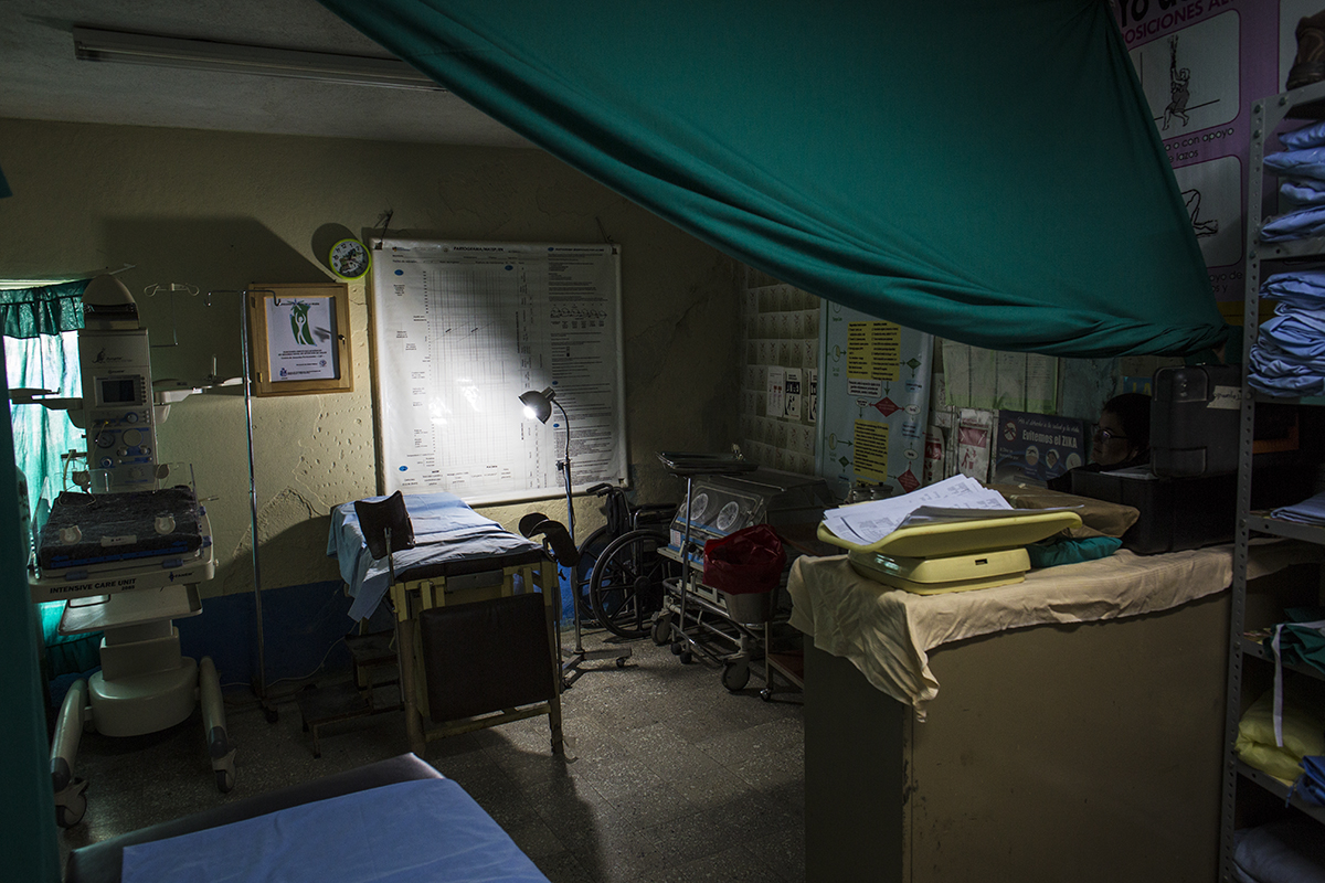 El cuarto donde se practican los tratamientos de AMEU, al lado de la dos camas del área de observación ginecológica, del Centro de Atención Permanente - CAP - de Tacumulco