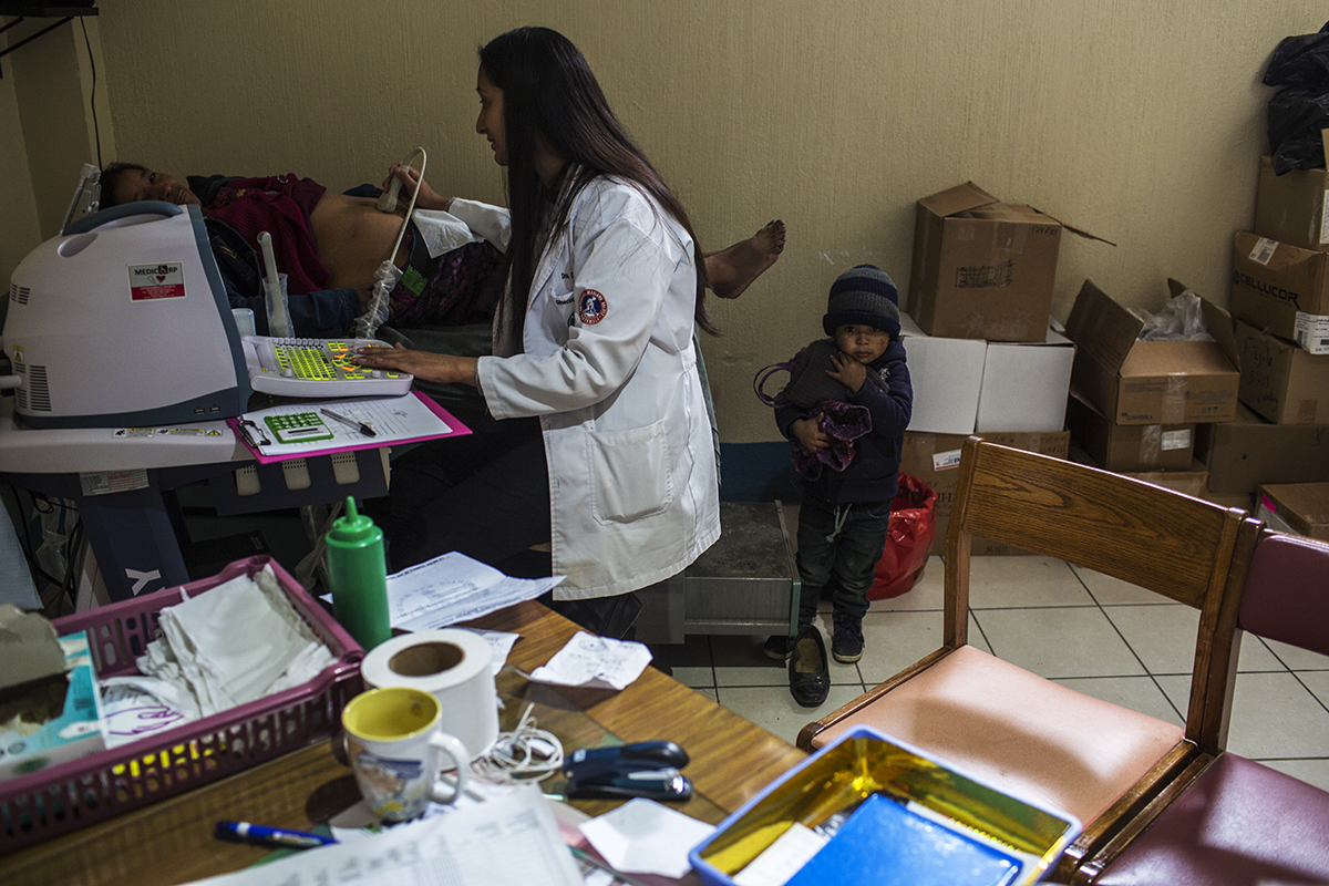 En el Centro de Atención Integral Materna Infantil - CAIMI - de Tejutla, Denise Alvarado, ginecóloga obstetra, practica un ultrasonido a una paciente embarazada proveniente de la aldea La Estancia, Sipacapa