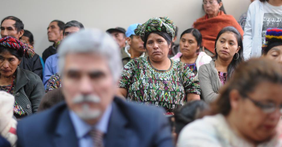 Ixiles asisten a la audiencia contra Efraín Ríos Montt. 