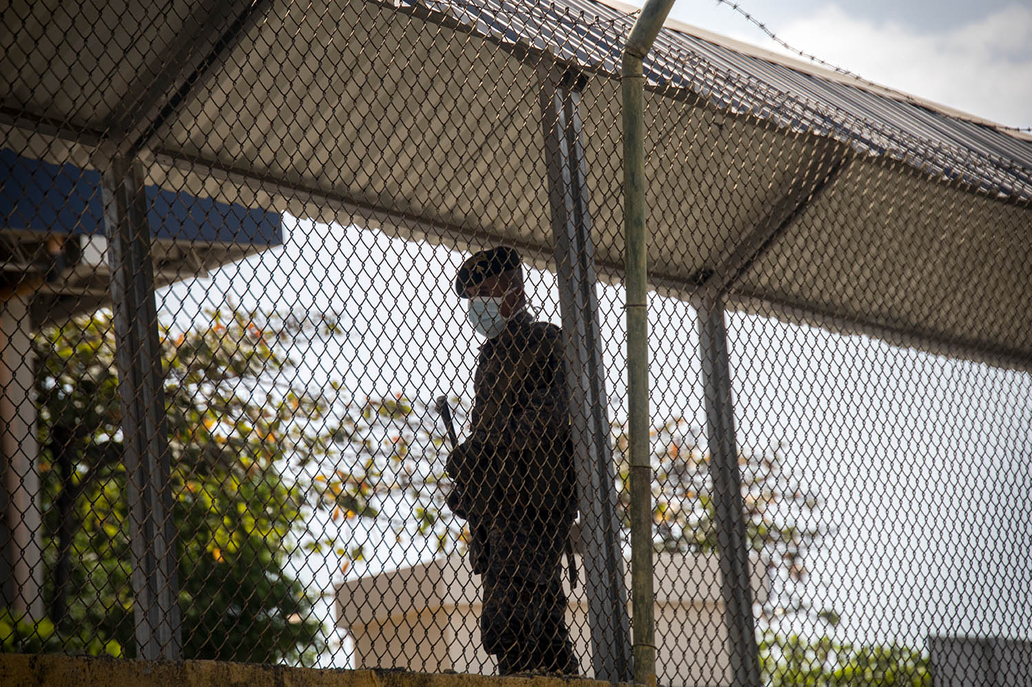 Un soldado usa mascarilla para protegerse del contagio del COVID19 mientras vigila el puente fronterizo de Tecún Umán.