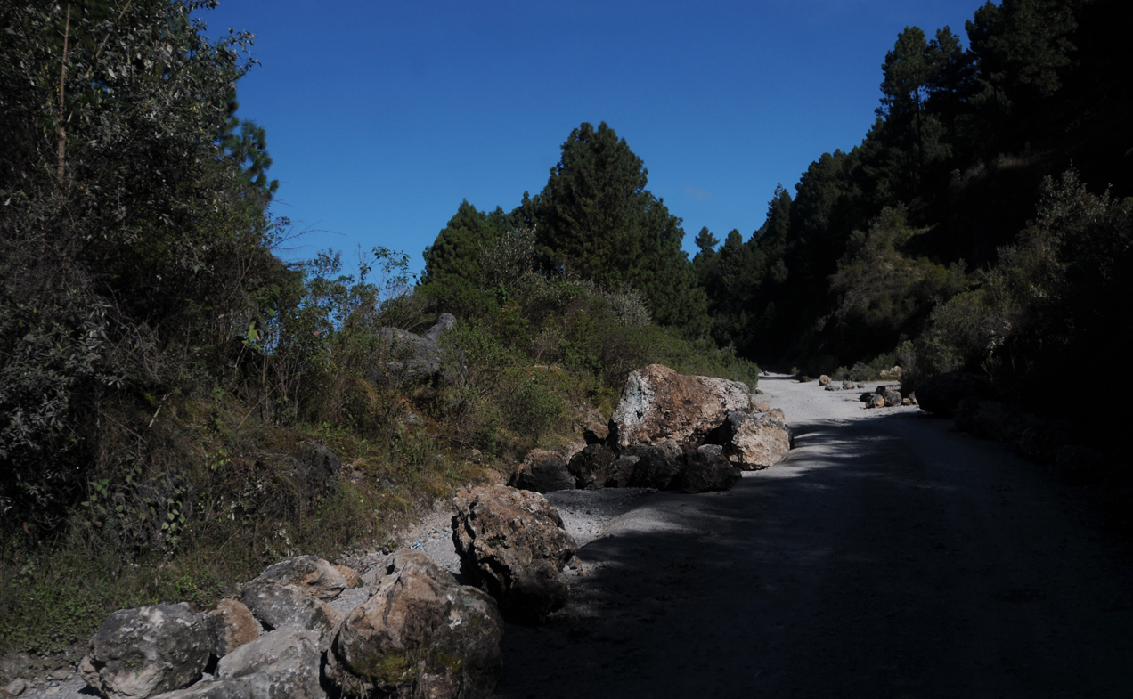 Las piedras que los pobladores de Santa Eulalia colocaron para cerrar el paso aún permanecen en la carretera. 