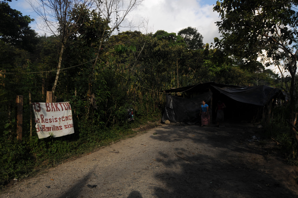 "La resistencia de Barillas sigue", dice la manta colocada en la entrada del lugar donde pobladores permanecen para impedir el paso a la empresa hidroeléctrica. Le llamaron Nuevo Amanecer. 