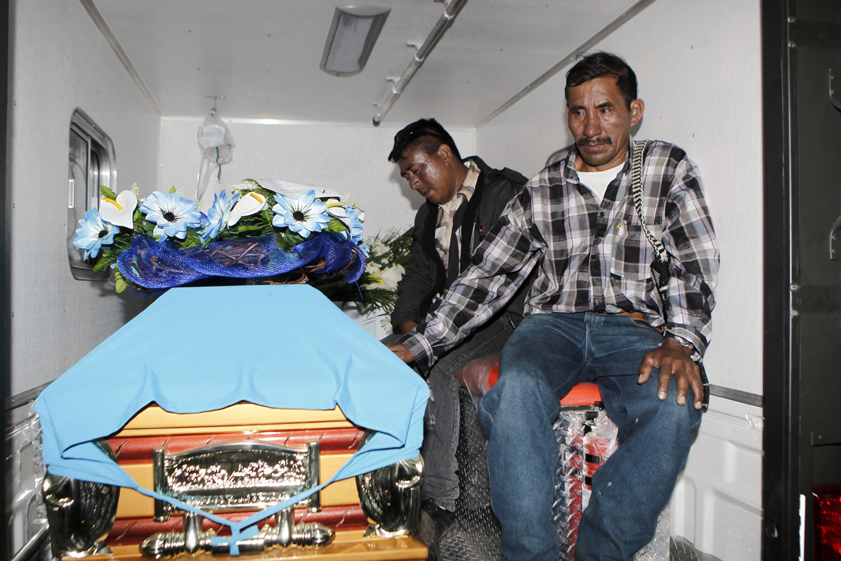 Familiares acompañan los restos de Miguel Soria, soldado fallecido durante los enfrentamientos entre policías y pobladores de Barillas. 