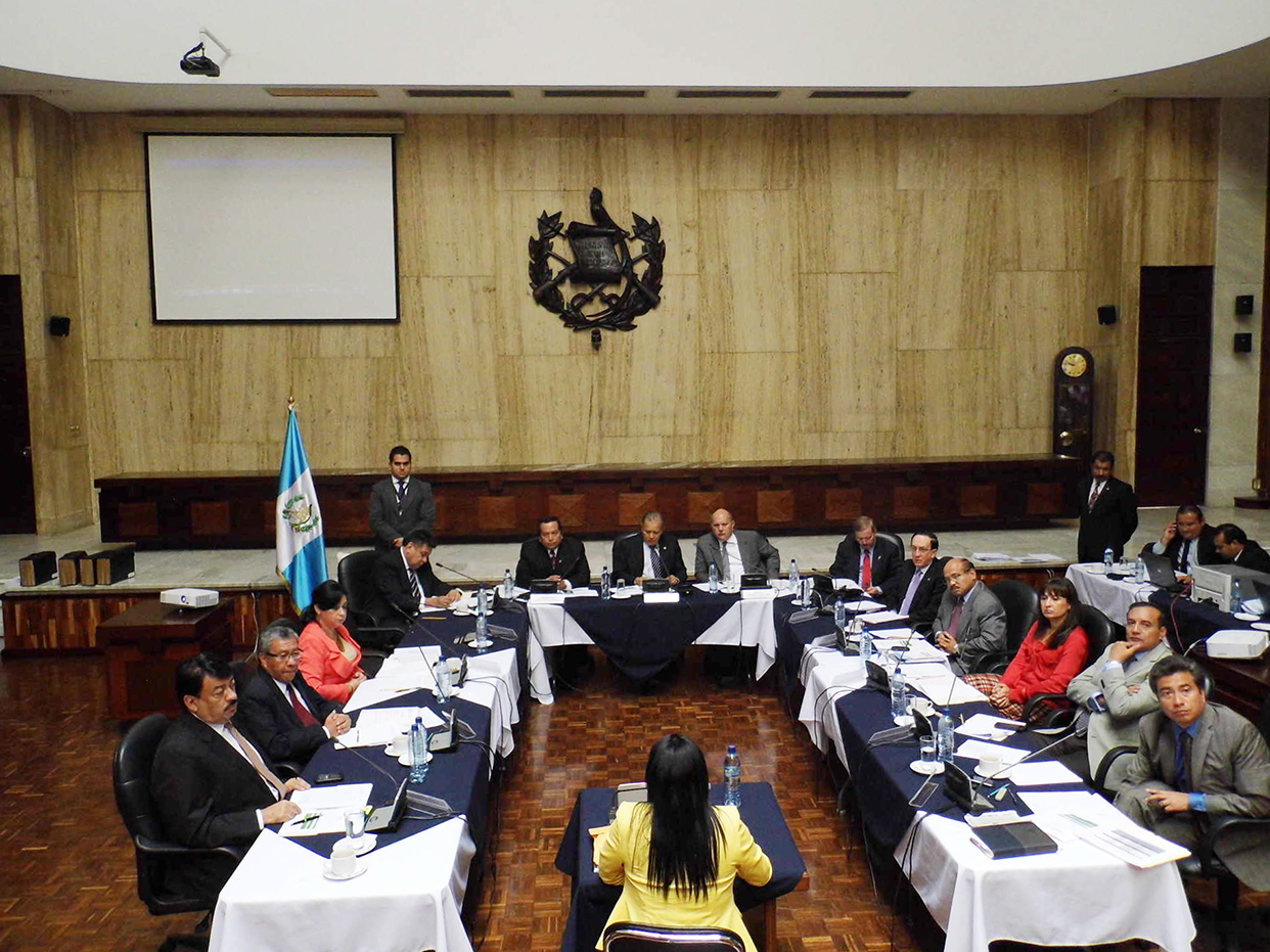 Cecilia Barrios, actual fiscal de la Unidad de Extinción de Dominio, llegó a la entrevista ante la Comisión de Postulación tímida, nerviosa, con una voz intermitente, frágil.