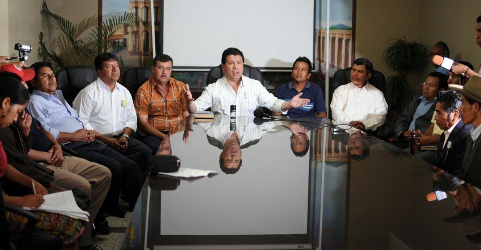 Los representantes de la Municipalidad de San Juan Sacatepequez en reunión con líderes comunitarios. 
