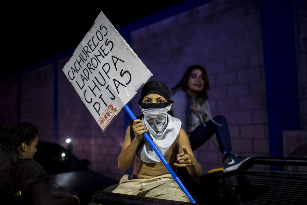 Muchos de los manifestantes marcharon con los rostros tapados para protegerse de los controles de la policía,  según  ellos,  aliada al partido de gobierno e involucrada en una campaña de represión en contra de los inconformes