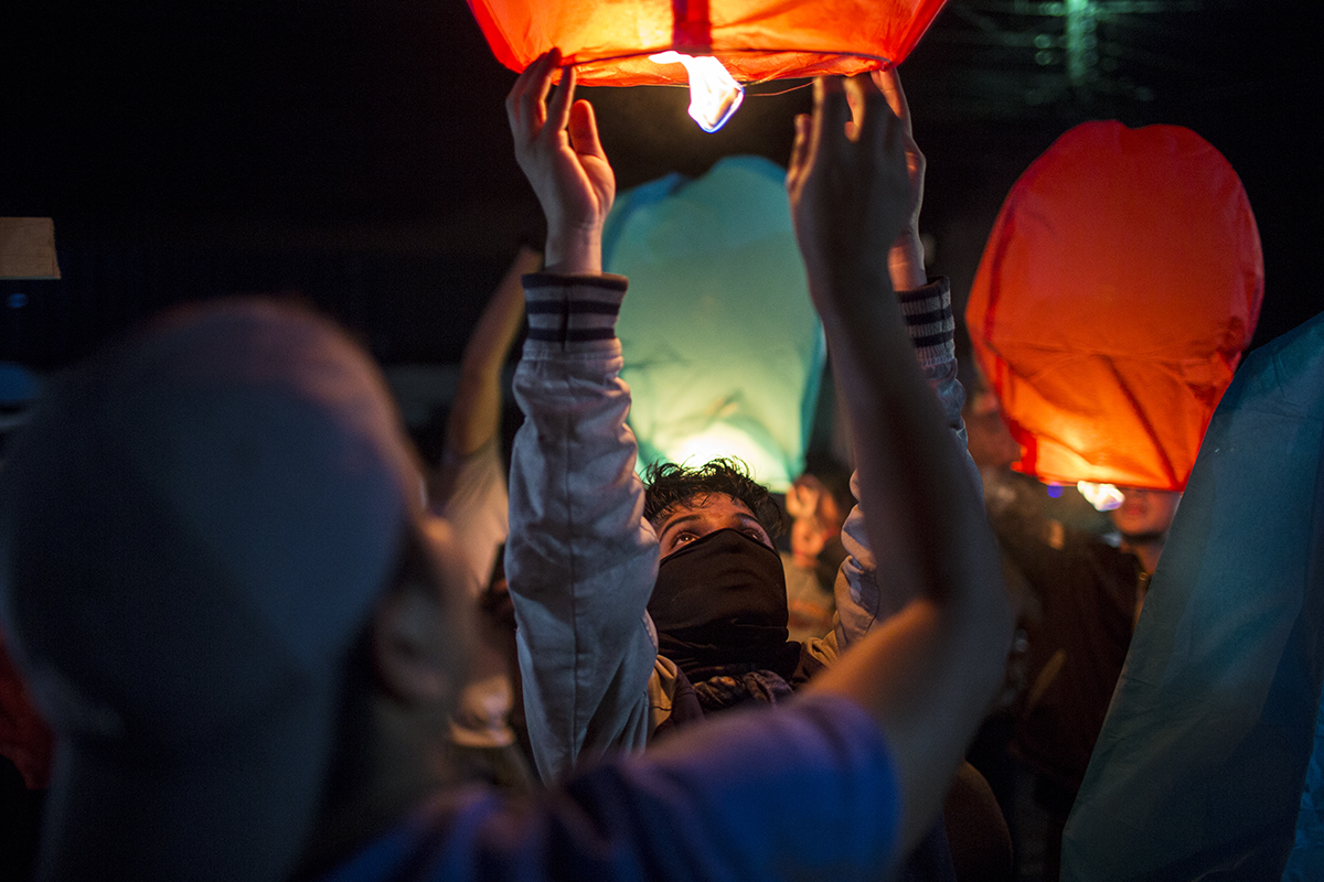  Al  cierre  de  la  manifestación  fueron  encendidas  varias  lámparas  flota  ntes    que  se  perdieron  en  la  obscuridad  de  la  noche  de  Tegucigalpa. 