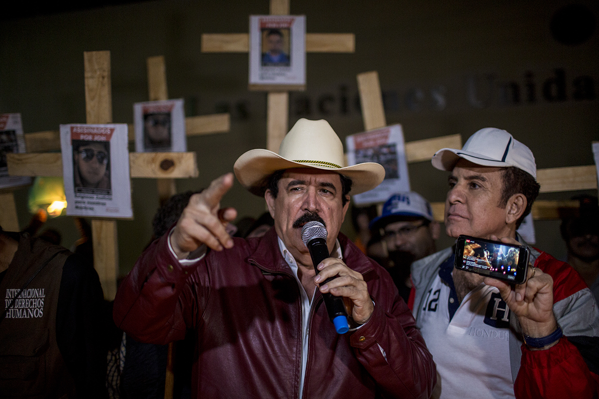 Mel  Zelaya,  deus  ex  máquina  de  la  Alianza  de  Oposición  Contra  la  Dictadur  a,    toma  la  palabra  durante  el  cierre  de  la  caravana,  crítico  con  las  instituciones  internacionales  que no aceptan diálogo con la oposición  hondureña.