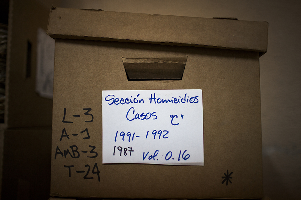 Archivo de la Policía: caja de documentos relativos a la sección homicidios, años 1991-1992.