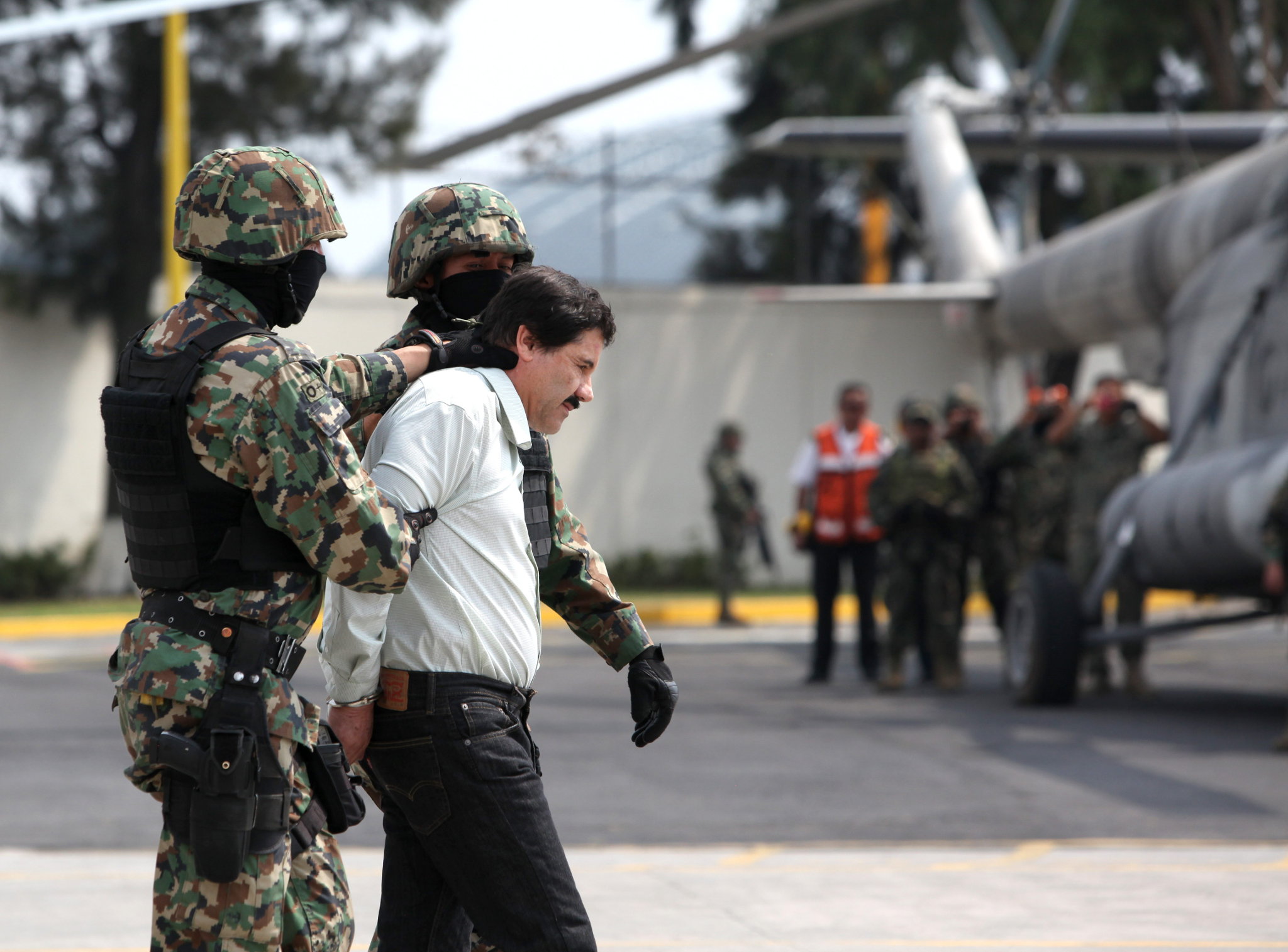 Militares mexicanos conducen a Joaquín ´el Chapo´ Guzmán.
