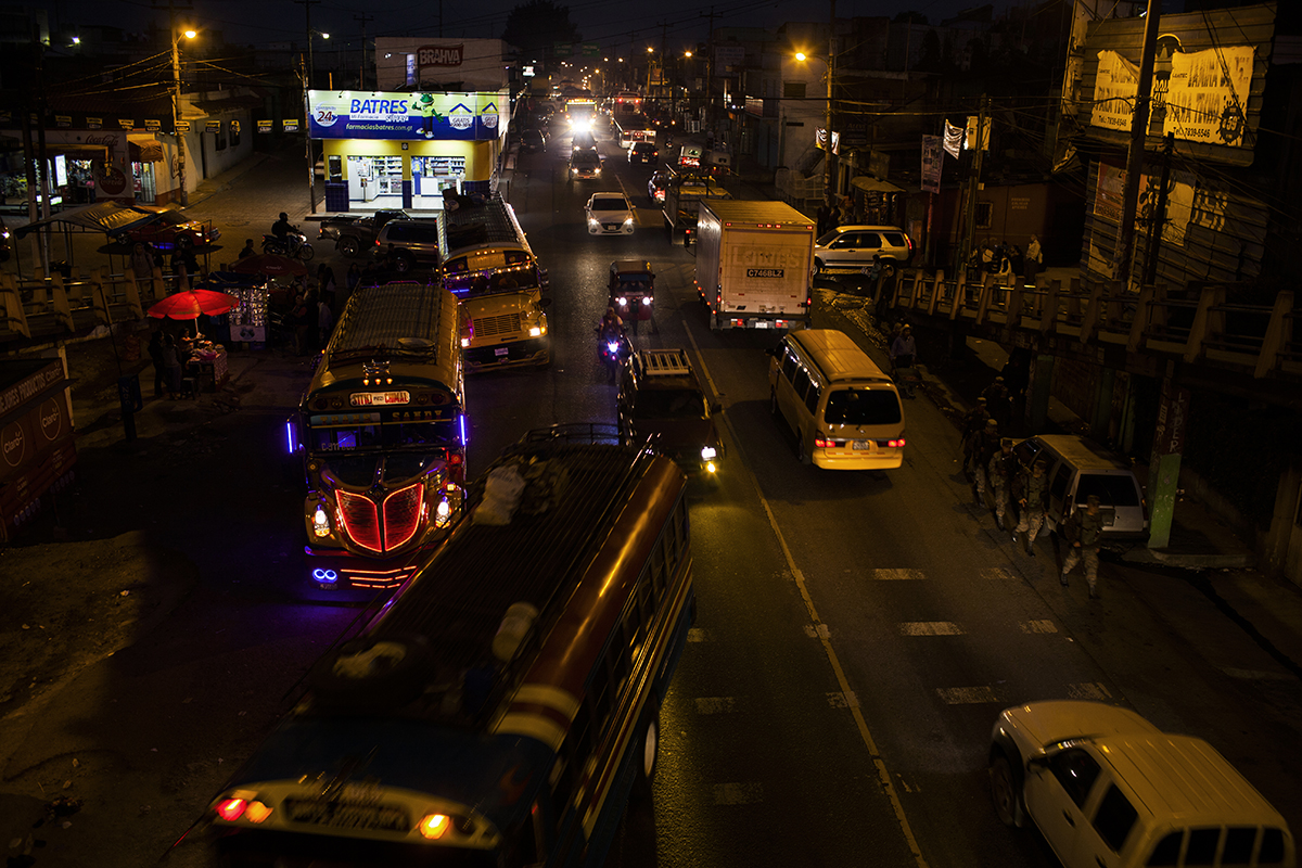 Tráfico en Chimaltenango por la noche.