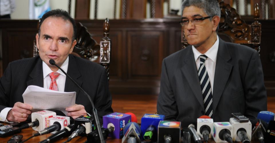 El secretario general, y secretario adjunto de la Corte de Constitucionalidad, durante la lectura de la resolución que anuló la sentencia condenatoria de 80 años de prisión contra Efraín Ríos Montt, y absolución de José Rodríguez Sánchez.
