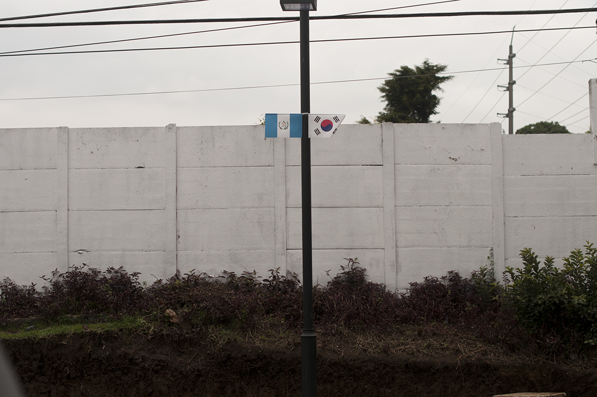 La Calle Seúl con las banderas de Guatemala y Corea.