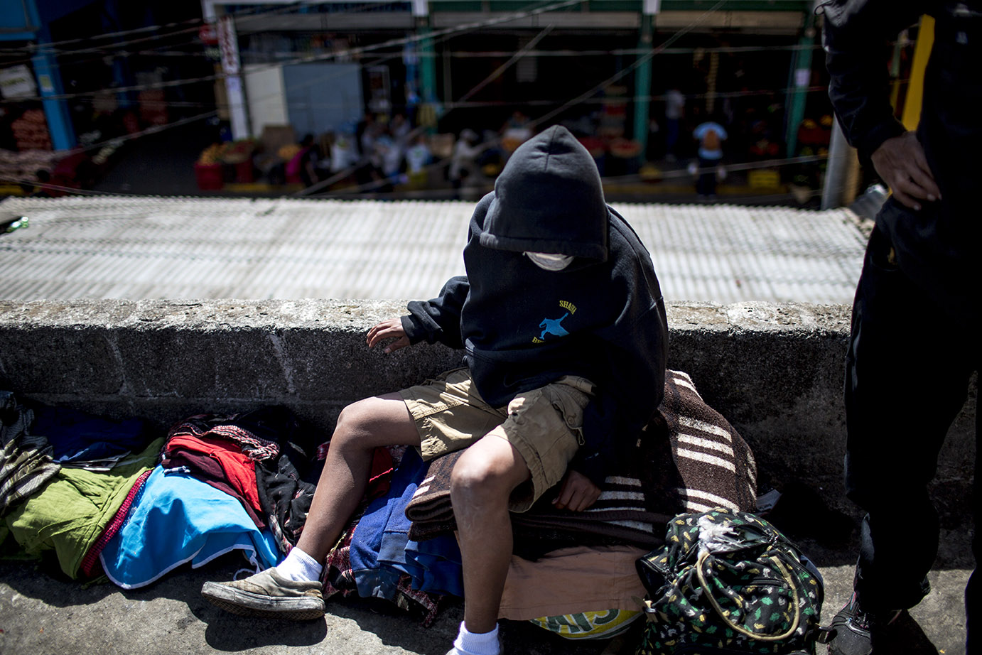 Ismael Mejillas, 15, es uno de los vagabundos que viven en la calle, entre el mercado de la Terminal y la avenida Atanasio Tzul. A pesar de todas las restricciones impuestas, él no tiene una casa dónde quedarse. Simone Dalmasso