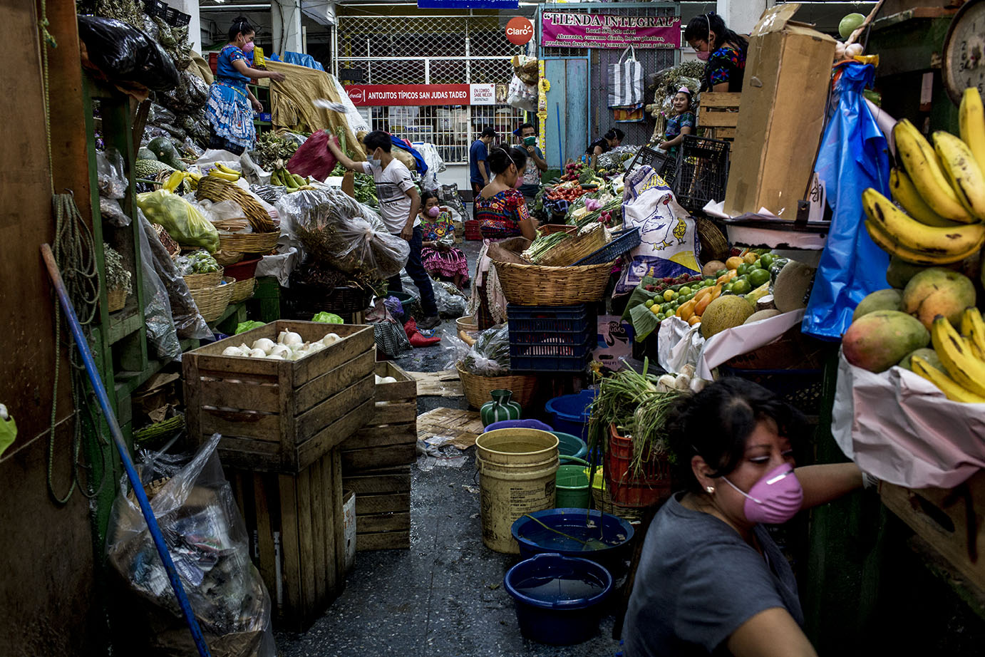 Vendedoras del Mercado Central de la zona 1 desarman sus puestos de venta al finalizar el día de trabajo, el jueves 19. Simone Dalmasso
