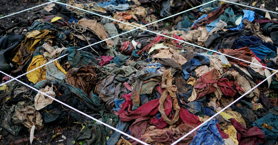 Una pila de ropa vieja fue encontrada entre los árboles de Creompaz. 
