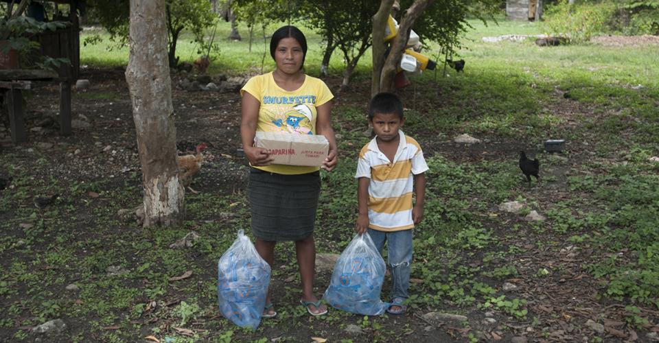 Dos bolsas con agua y una caja con Incaparina recibieron las familias de las comunidades por parte del Estado para sobrellevar la crisis causada por la prohibición de usar el río.