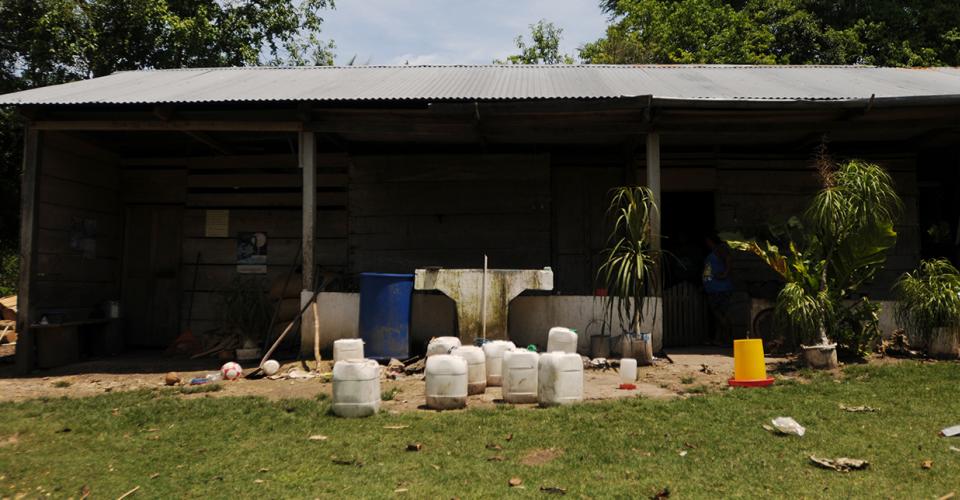 El agua es un problema aún más apremiante que la falta de un alimento básico las comunidades. Una familia de la aldea Canaán trata de juntar agua de lluvia para beber, bañarse y lavar. 