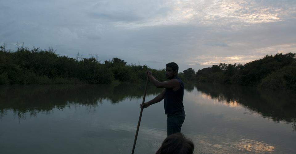 Hernán recorre con su lancha el río La Pasión. El pescador lleva semanas sin pescar, de esa actividad es de la que obtiene el sustento diario para él y su familia.