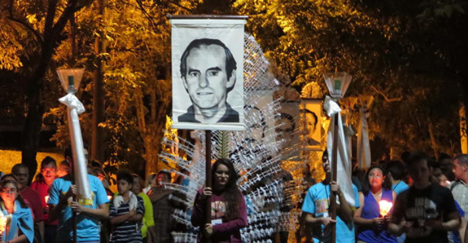 Estudiantes de la UCA cargan una pancarta con el rostro del padre Ignacio Ellacuría durante la conmemoración del 25 aniversario de la massacre de la UCA en San Salvador. [Francisco Campos.]