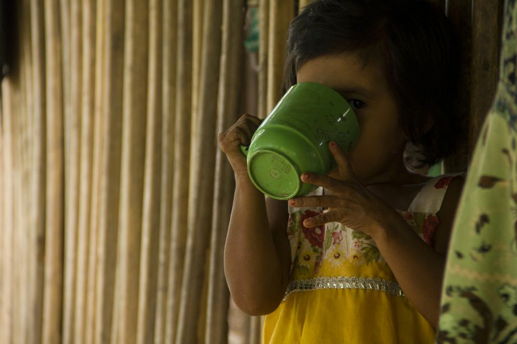 M., de tres años y medio,  toma atol “de color”, como llama ella a la Incaparina. Hace año y medio pesaba un poco menos de 28 libras y padecía de diarreas constantes producto de la desnutrición. 