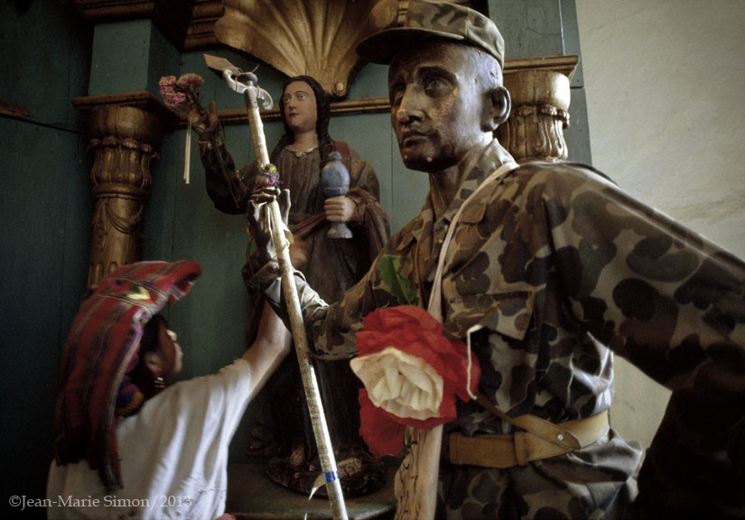 Estatua religiosa vestido con uniforme militar en Chajul, Quiché. 