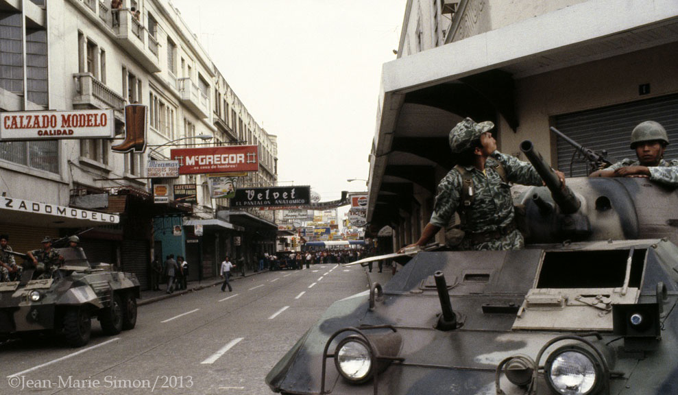Tanque militar en la ciudad de Guatemala el 23 de marzo de 1982. 