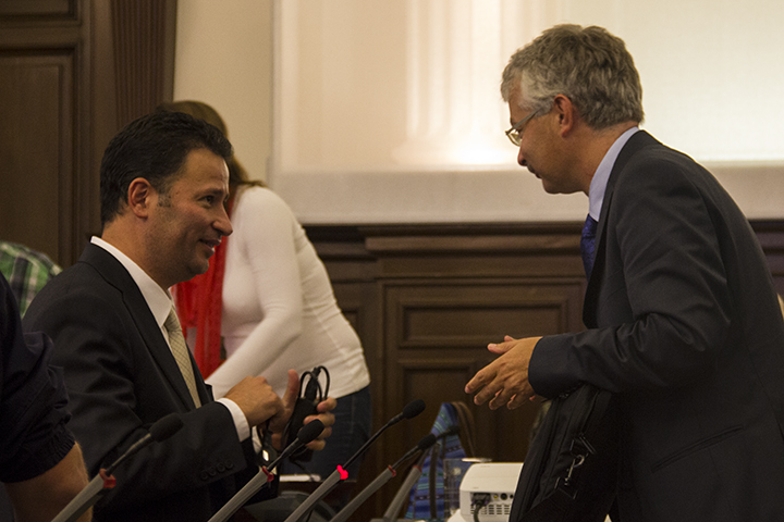 Javier Figueroa conversa con su abogado defensor, en la corte, el 18 de septiembre de este año. Fotografía de Rodrigo Baires Quezada.